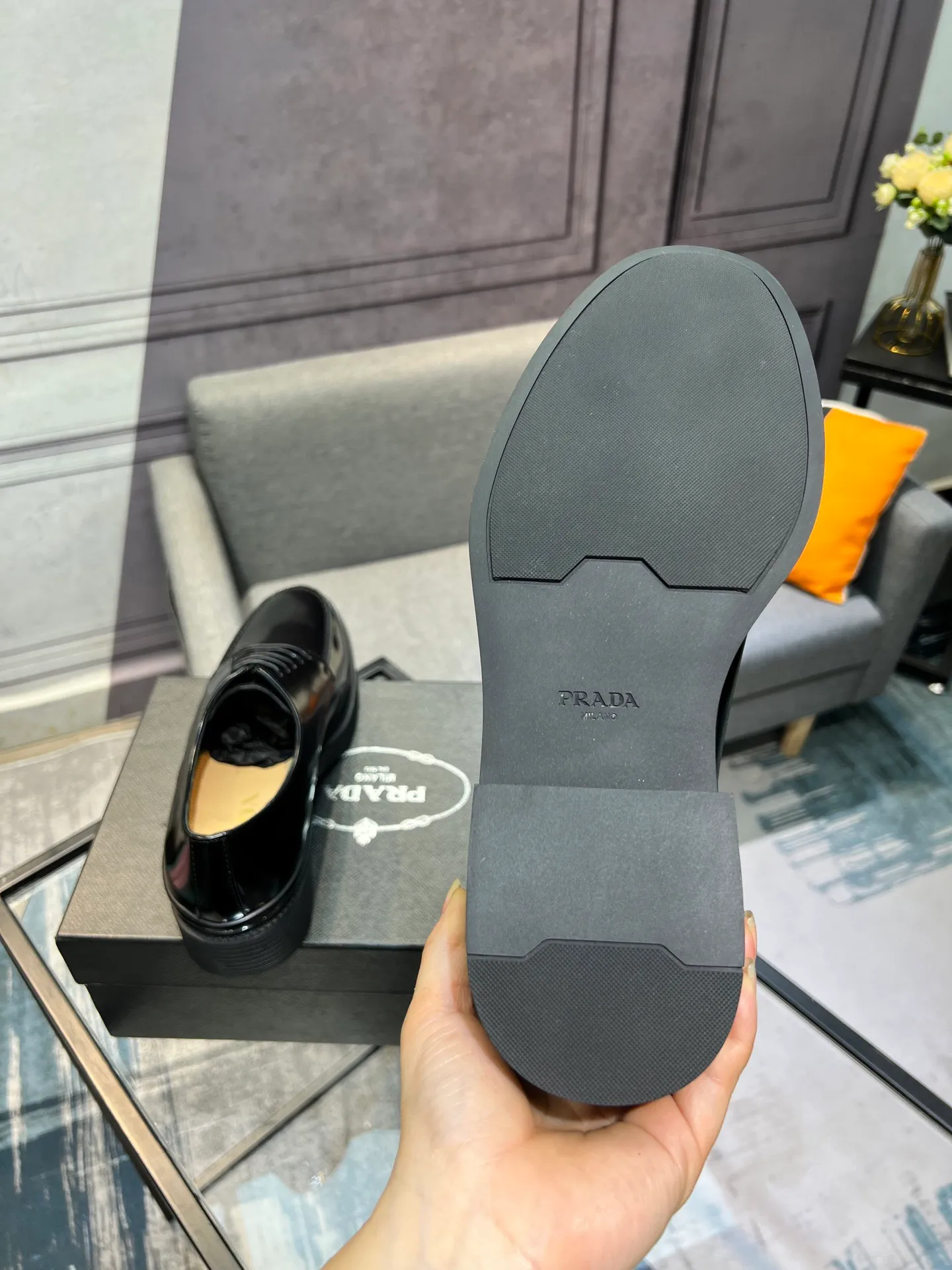Men's clothing and shoes 💰860 Prada/Prada's new glossy leather loafers are made of open-edge beaded uppers imported from Italy, slip-on loafers style, large piece splicing design, durable and non-deforming, heavy-duty construction, exquisite mark stitching, same material ribbon decoration, blending classic and modern styles, lining with dyed calfskin, standard PRADA logo cowhide feet, original ultra-light matte texture and embossed leather outsole, light and not tired, excellent shock absorption effect, full foot comfort! Size: 39-44 (customized at 38.45)